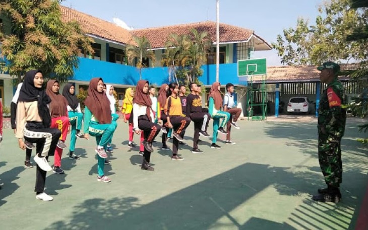 Babinsa Gantiwarno Latih Kedisiplinan Siswa Lewat PBB