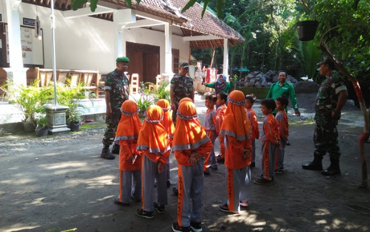 SDIT Al Fajri Terima Wasbang Dari Koramil Manisrenggo  
