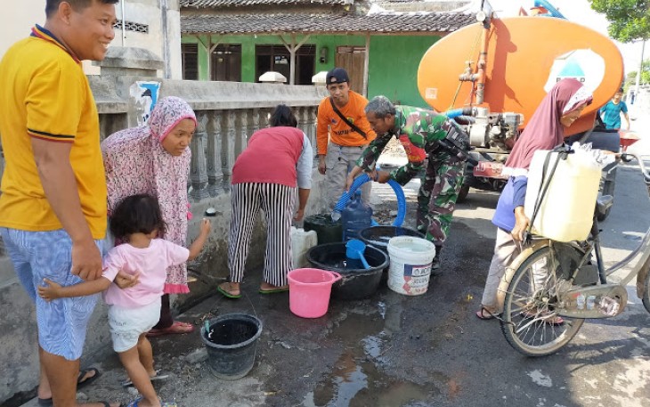Babinsa Trucuk Bantu Warga Droping Air Bersih   