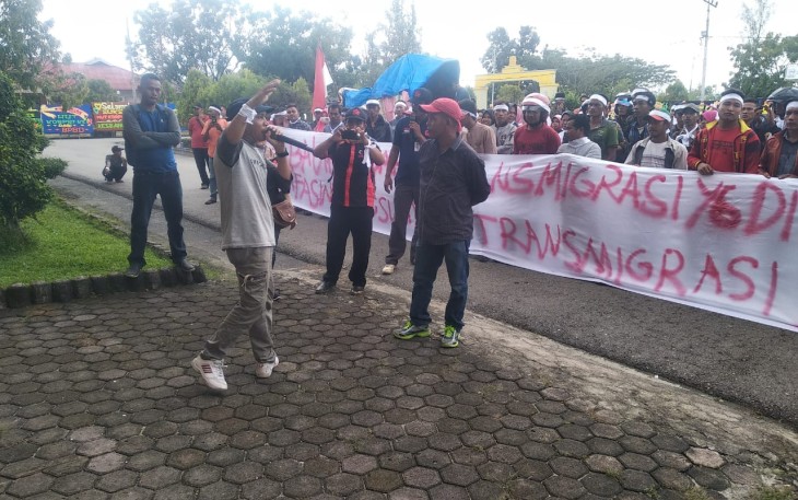 Warga transmigrasi berunjuk rasa didepan Kantor Bupati Aceh Singkil menuntut dikembalikannya lahan mereka yang dikuasai PT.Nafasindo.