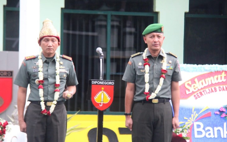 Komandan Kodim yang lama dan baru saat tradisi satuan