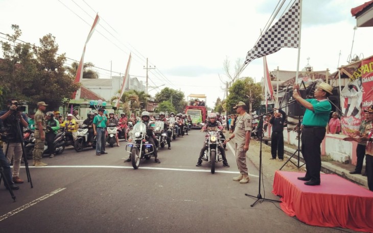 Bupati Blitar Rijanto saat memberangkatkan peserta Pawai Agro Festival tahun 2019