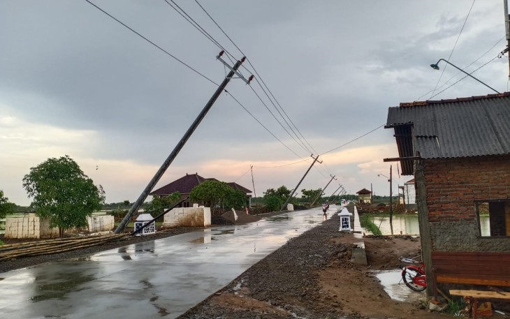 tiang listrik sepanjang jalan sampang hampir roboh
