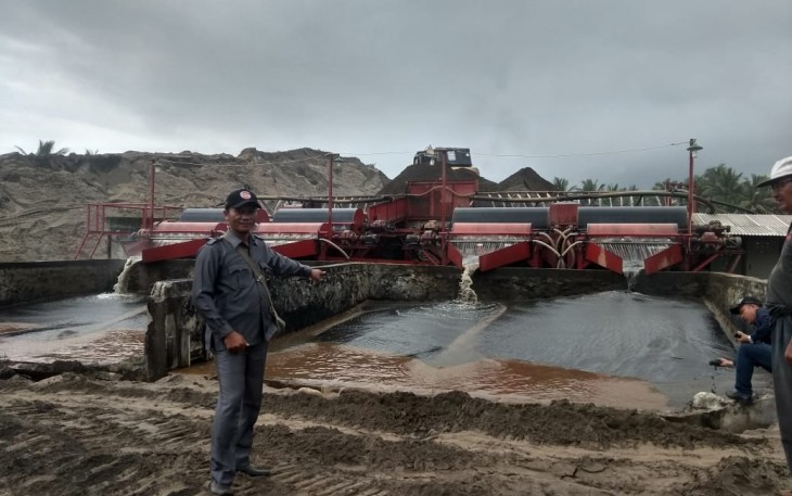 Penambangan pasir besi di Desa Wayhawang Kaur 