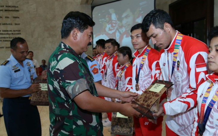 Panglima TNI saat bersama atlet karate Indonesia