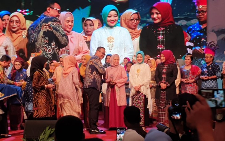 Bunda PAUD Provinsi Bengkulu Derta Wahyulin Rohidin Mersyah Sabet Penghargaan Himpaudi Award 2019