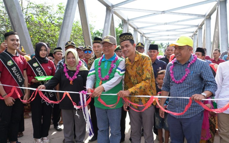 Gubernur Bengkulu Rohidin Mersyah Meresmikan Jembatan Lubuk Mindai 