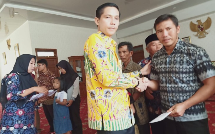Bupati Kaur Gusril Pausi Salurkan Bantuan Baznas 