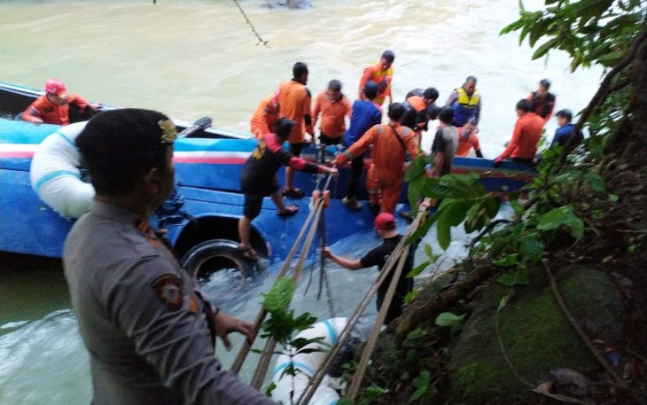 Proses evakuasi korban pasca kecelakaan
