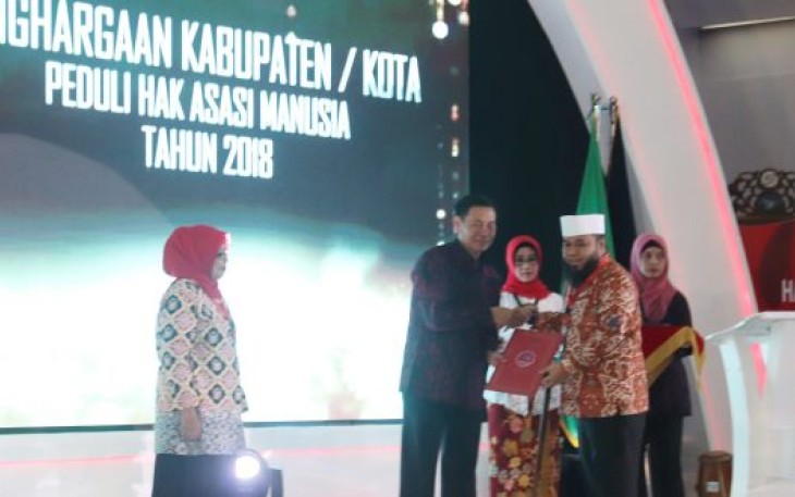 Wali Kota Bengkulu Helmi Hasan Terima Penghargaan Peduli HAM
