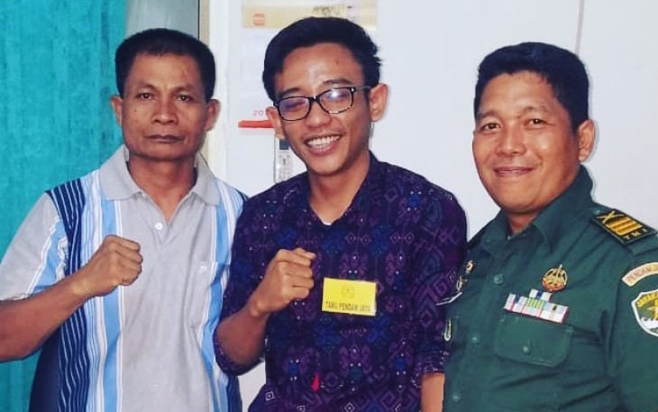 Pemred Klikwarta foto bersama Kasi Media Cetak Mayor Arah Tomas Tato (kiri) dan Kapten Inf Z. Siregar (kanan)