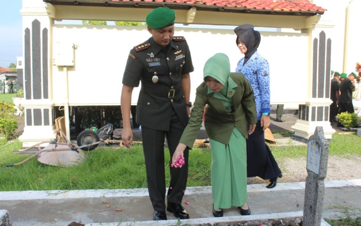 Dandim didampingi ketua Persit menaburkan bunga di TMP Giri Darma