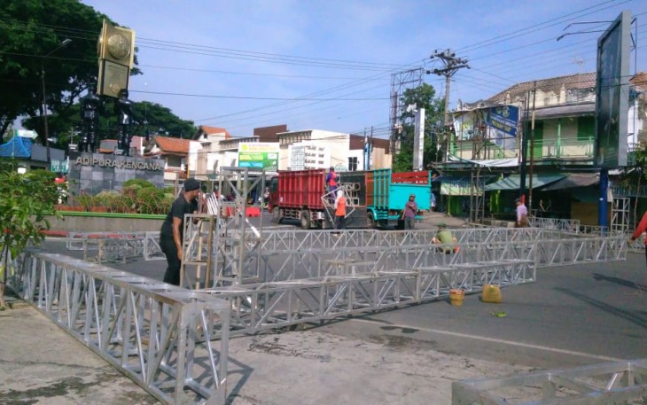 Pemasangan panggung hiburan menyambut tahun baru 2020