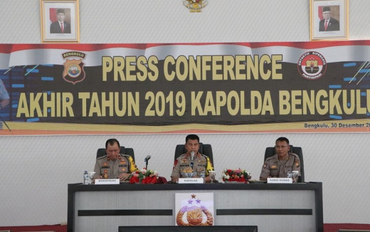 Kapolda Bengkulu didampingi Wakapolda dan Kabag Humas saat gelar konferensi pers