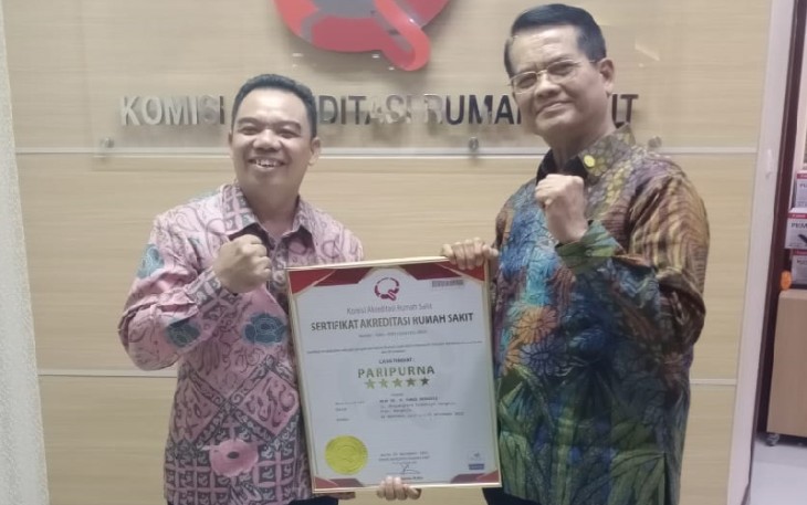 Direktur RSUD M Yunus dr dr Zulkimaulub Ritonga Sp An Menerima Sertifikat Akreditasi Paripurna SNARS Dari Ketua Eksekutif Komisi Akreditasi Rumah Sakit Dr dr Sutoto M Kes