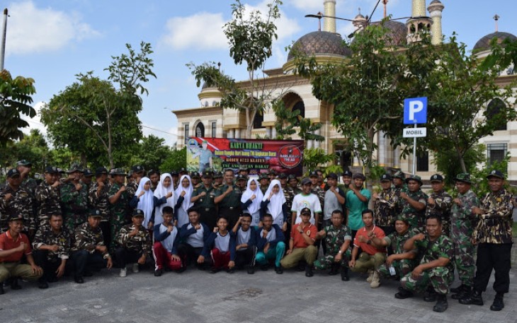 Foto bersama Usai Melakukan Bersih Bersih Masjid 