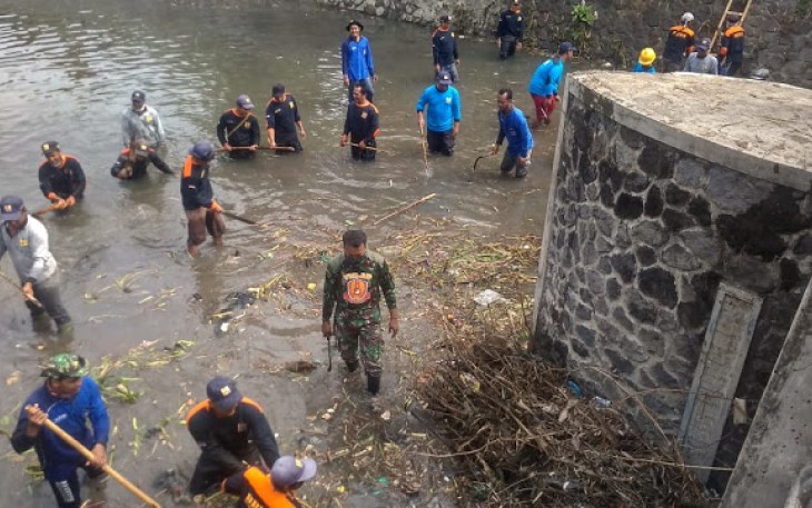 Babinsa Bersama Relawan Bersihkan Sungai
