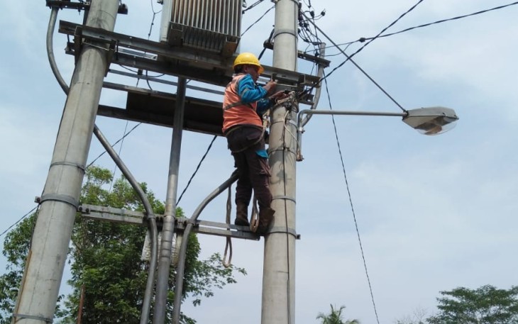 petugas saat memasang lampu penerangan jalan