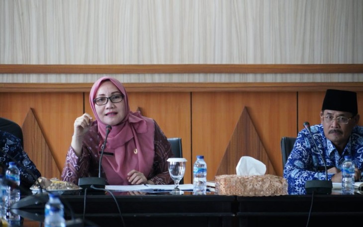 Asisten II Setda Provinsi Bengkulu bidang Perekonomian dan Pembangunan Yuliswani saat menggelar rapat koordinasi bersama OPD terkait
