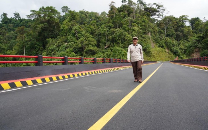 Gubernur Rohidin Mersyah saat meninjau Jembatan Terpanjang Penghubung Bengkulu-Lampung