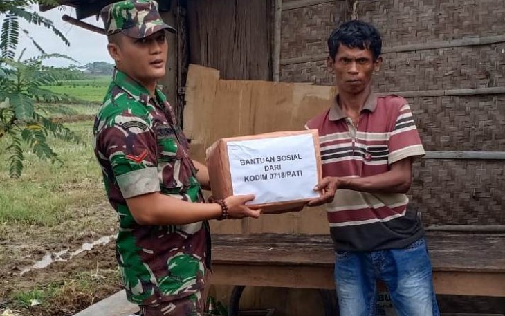Anggota Koramil 04/Kayen saat memberikan bantuan