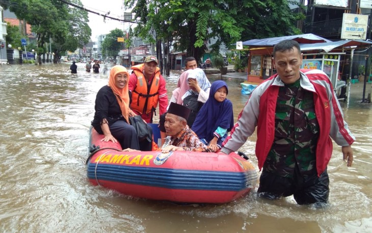 Koramil 05/Tanah Abang Bersama Anggota Basarnas dan Polri Berjibaku Evakuasi Warga