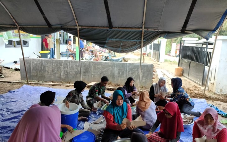 Personel Kodim 0209/LB Ikut Bantu di Dapur Umum Posko Tanggap Bencana 