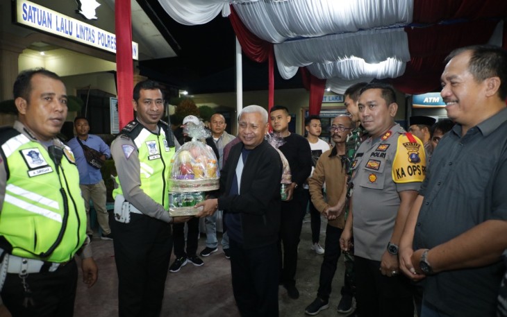 Penmbagian bingkisan kepada personel Pospam secara simbolis oleh Bupati Asahan