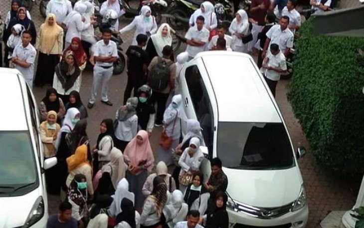 Ratusan Honorer saa mendatangi DPRK Bireuen