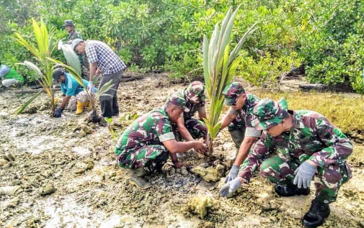 Personel Kodim 0115/Simeulue saat sedang menanam bibit kelapa