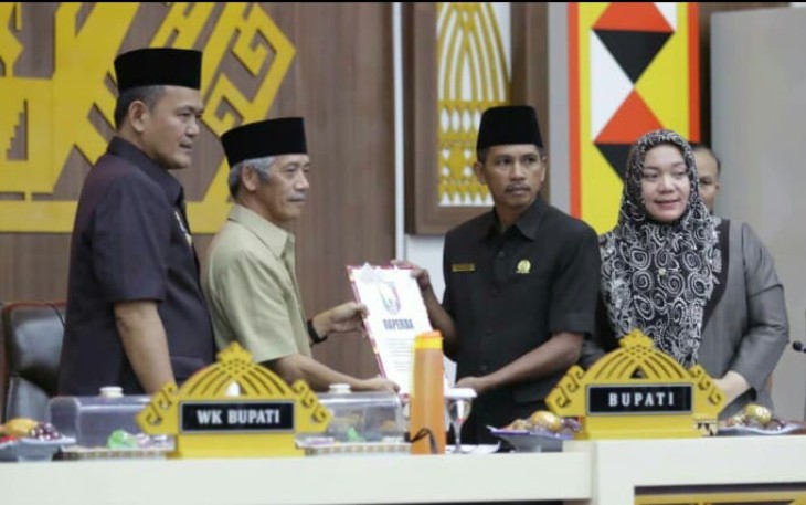 Pembagian sertifikat secara simbolis oleh Wabup Pringsewu