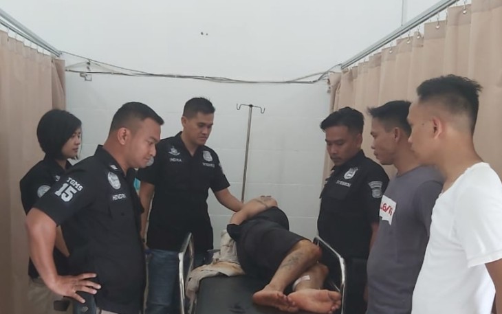 Pelaku saat mendapat perawatan medis usai ditangkap