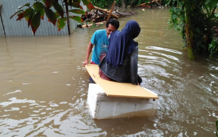 Tampak warga saat menghindari banjir