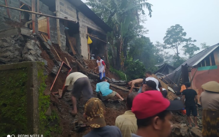 TNI-Pori Bersama Warga Kerja Bakti Bersihkan Material Bangunan Akibat Longsor