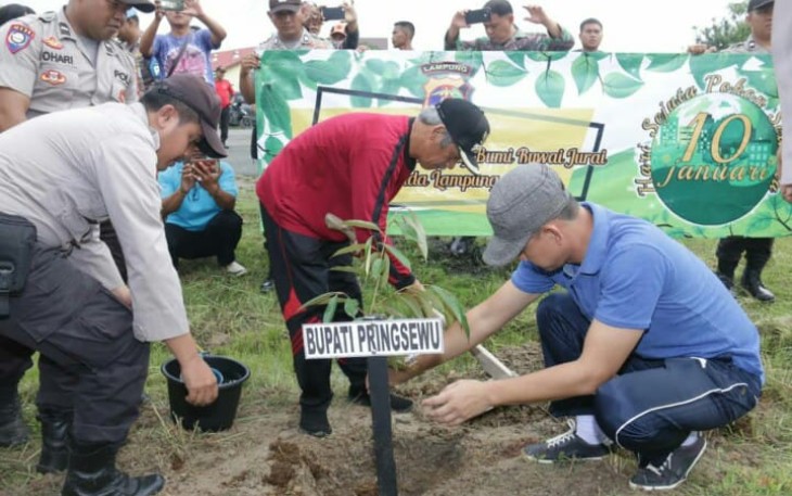 Bupati Pringsewu H Sujadi Tanam Pohon di Mapolres Pringsewu 