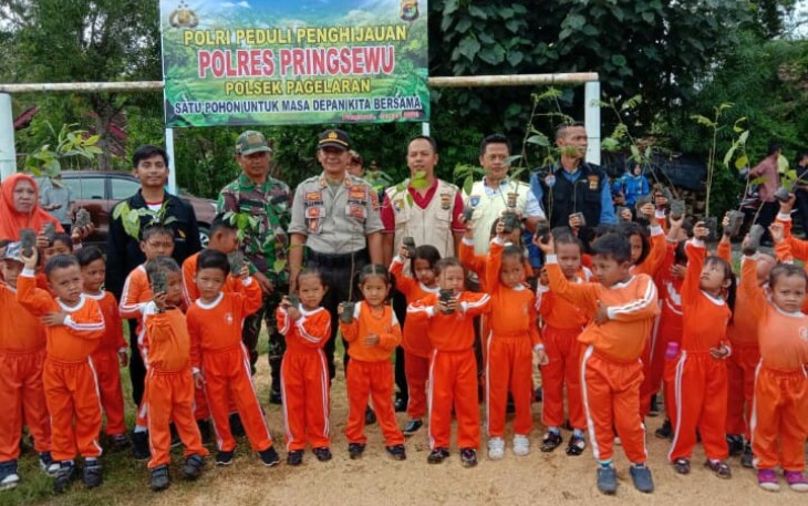 Kapolsek Pagelaran AKP Syafri Lubis SH Foto Bersama Anak Anak Paud 