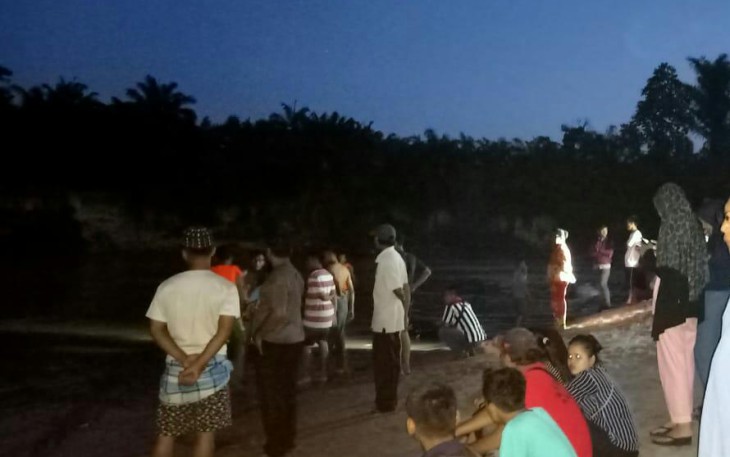 Tapak warga berkumpul mencari korban hanyut di pinggir sungai