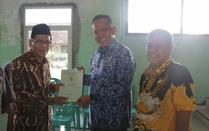 Wakil Bupati Pringsewu Bagikan Sertifikat PTSL kewarga Pekon Tulung Agung