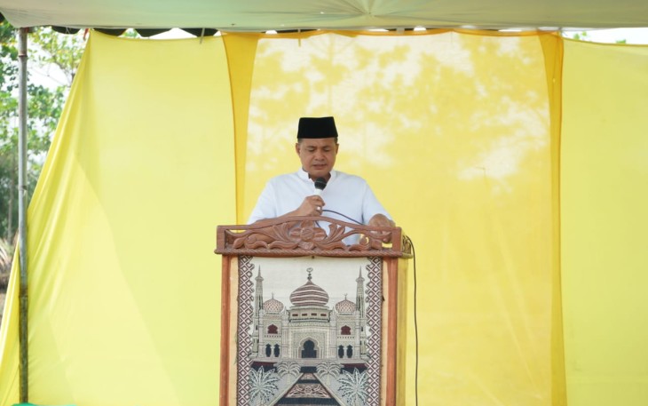 Bupati Batu Bara Ir H Zahir MAP memberikan kata sambutan pada acara peletakan batu pertama pembangunan Asrama Pondok Pesantren Al Mukhlisin.