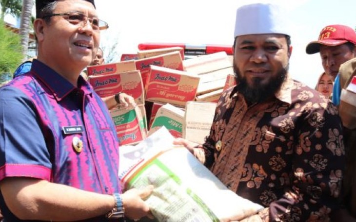 Wali Kota Bengkulu Helmi Hasan Serahkan Bantuan Pada Bupati Seluma Bundra Jaya 