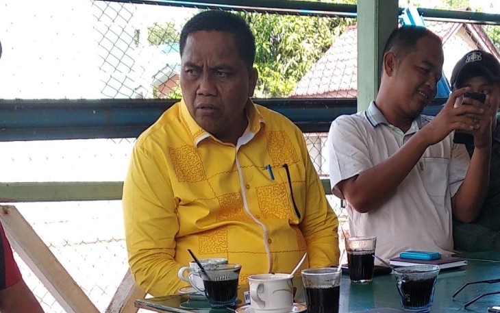 Bupati Aceh Singkil Dulmursid saat ditemui wartawan.