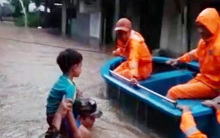Babinsa Cilandak Timur Evakuasi Anak-anak yang Terjebak Banjir