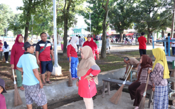 Warga Gotong Royong Bersihkan Ruang Terbuka Hijau Simpang Kandis Kota Bengkulu 