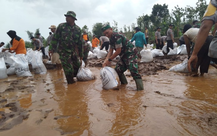 Dandim Pati turun langsung penanganan banjir