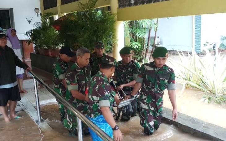 Proses Evakuasi Banjir Oleh Satuan Korem 052/Wijayakrama