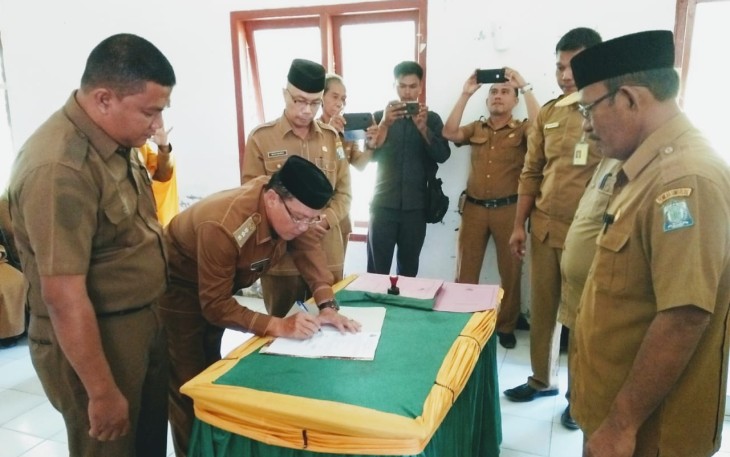 Camat Teupah Barat Misrahudin SE saat menandatangani lembaran berita acara sertijab