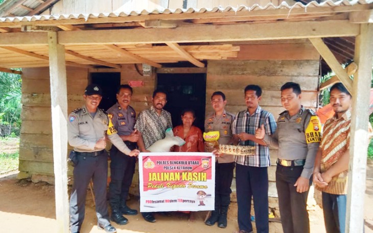 Penyaluran bantuan kepada Kasminah (80 tahun) Warga RT 09 Dusun 3
