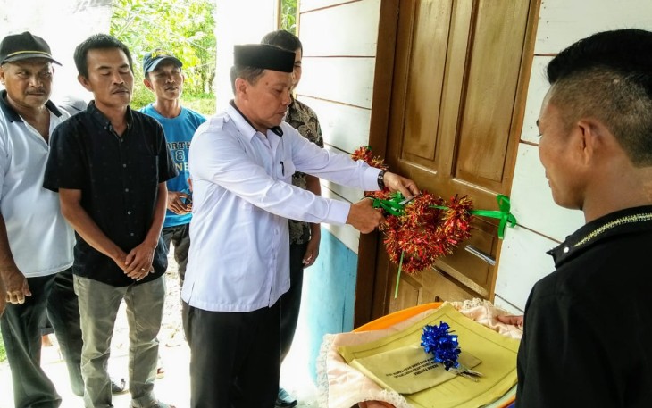 Camat Teupah Barat Misrahudin SE didampingi Kades Awe Seubal Henni Abon Asmadi sedang memotong pita