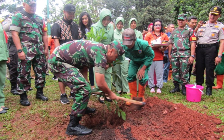 Dandim 0504/JS Kolonel Arh. Tony Aris Setyawan S.E saat melakukan tanam pohon