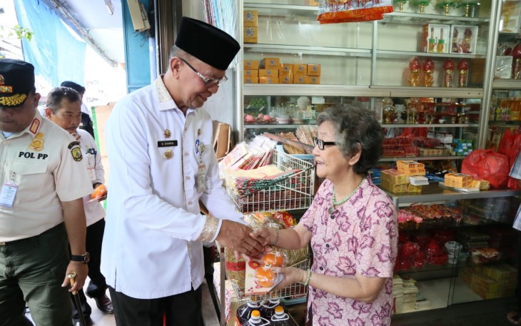 Walikota Tanjungpinang berikan jeruk ke warga Tionghoa